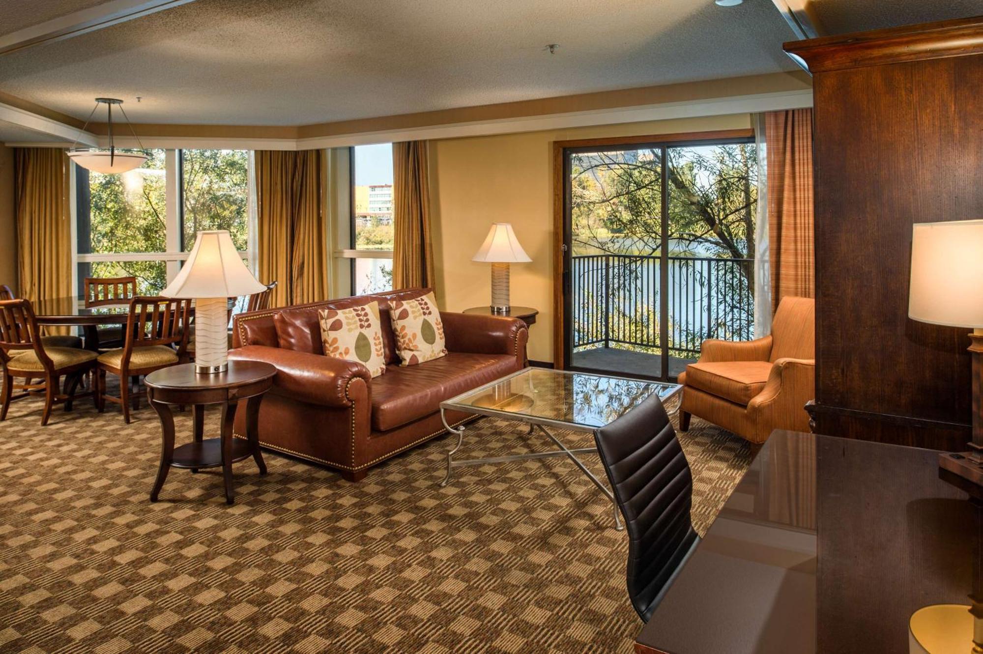 King Suite Lake View Balcony,1552283785:JPEG